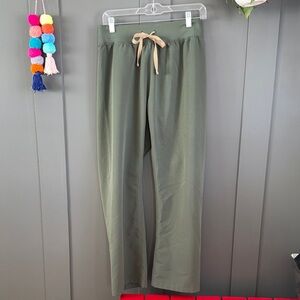 Women’s figs livingston scrubs size medium petite